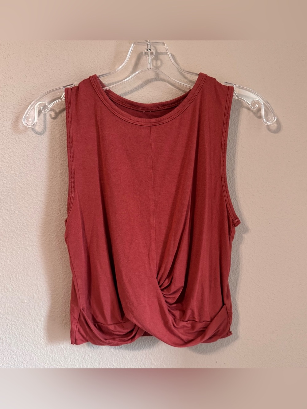 ALO Yoga Sleeveless Twist-Front Tank in Rust